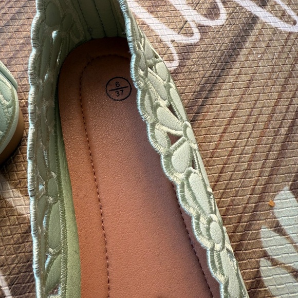 Shoes - Picture 4 of 6